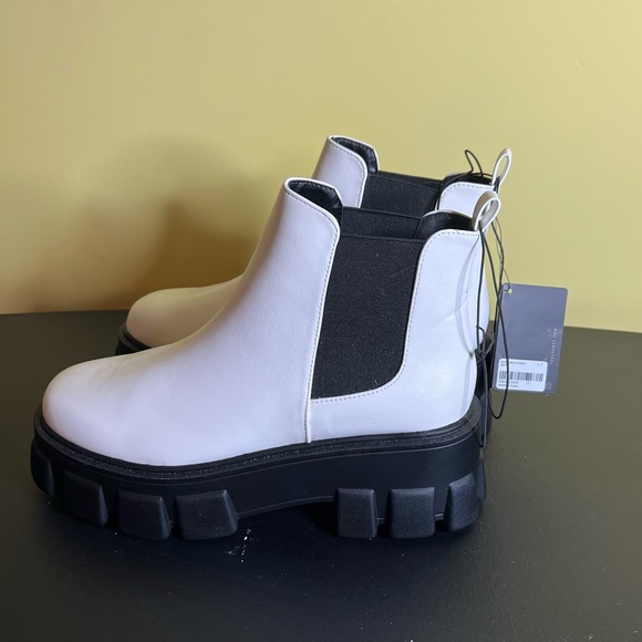 NWT Faux Leather Platform Chelsea Boots Forever21 - Picture 3 of 7